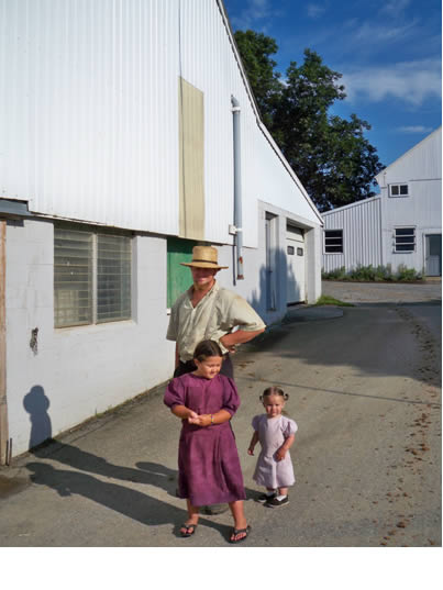 Manny Stolzfus and daughters